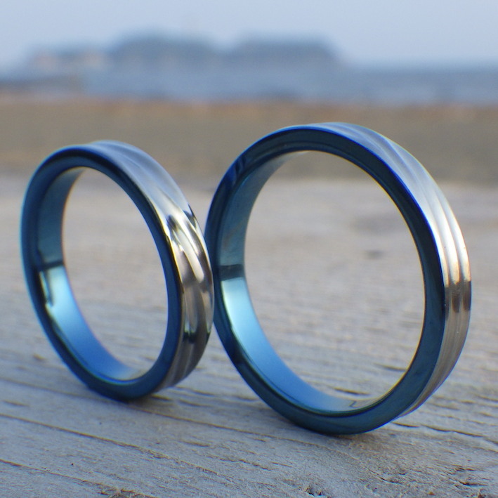 鮮やかなロイヤルブルー・ハフニウムの結婚指輪　Hafnium Rings