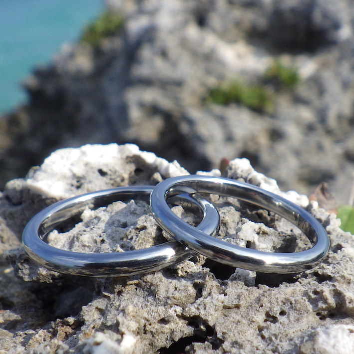 金属アレルギーの心配が無いハフニウム素材で、シンプルで美しい結婚指輪　Hafnium Rings