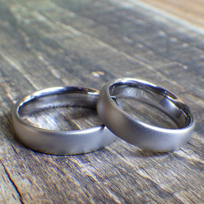シンプルで素材の良さを活かしたタンタルの結婚指輪　Tantalum Rings