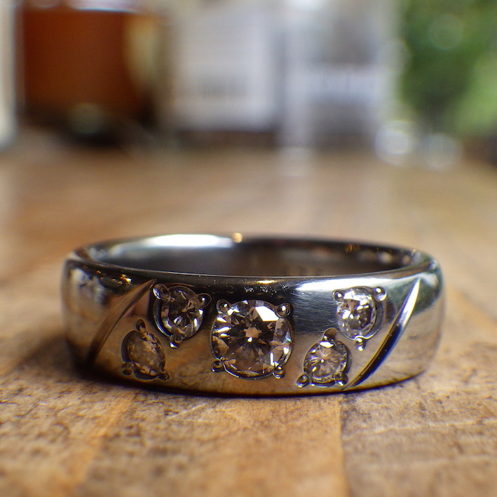 金属アレルギーの彼女のための婚約指輪　Hafnium Ring