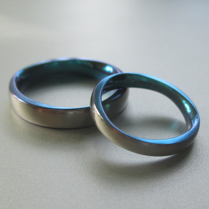 ブルーグリーンの美しい発色・ジルコニウムの結婚指輪　Zirconium Rings
