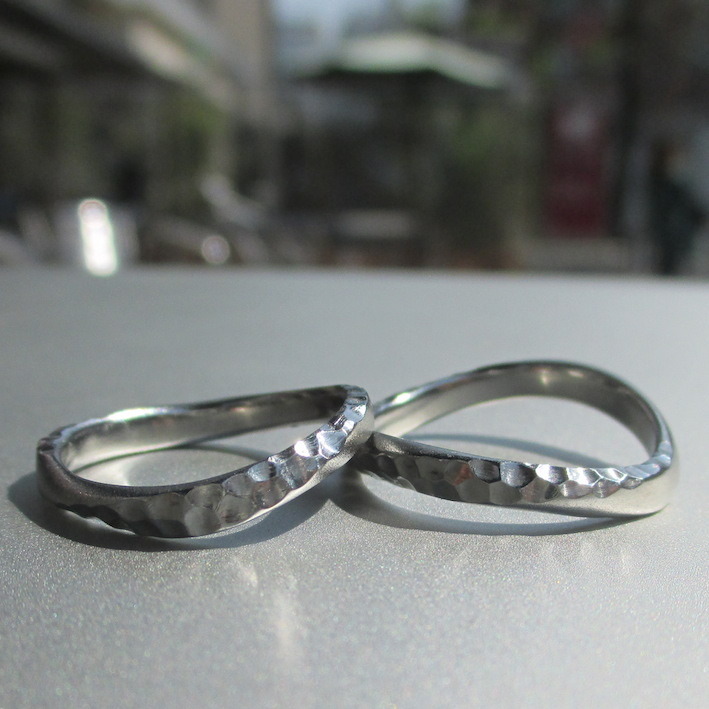輝く海面のような鎚目仕上げ・ハフニウムの結婚指輪　Hafnium Rings