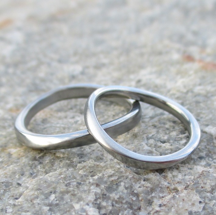 柔らかい揺らぎのデザイン・ハフニウムの結婚指輪　Hafnium Rings