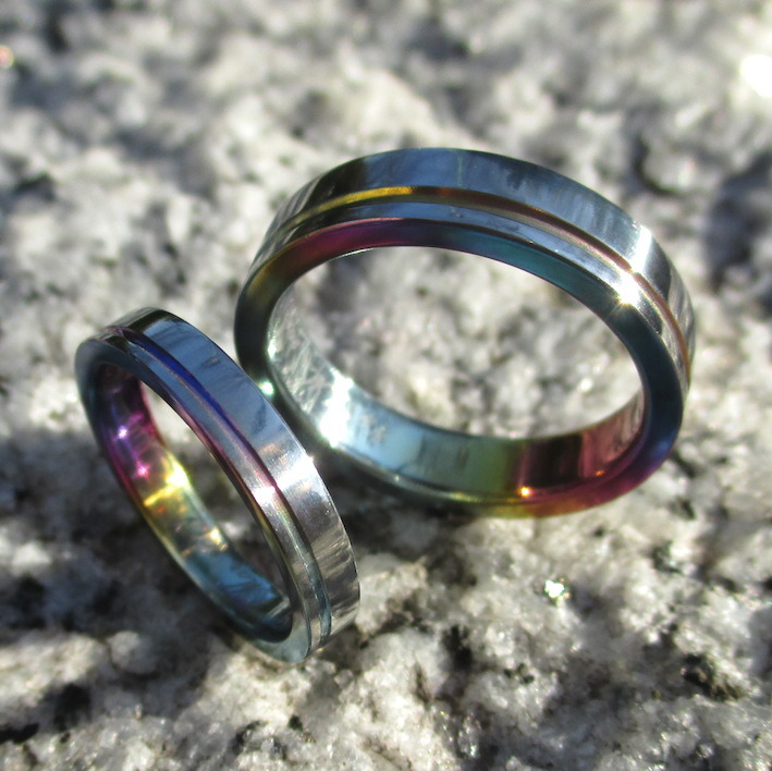 光の干渉によって色鮮やかに輝くジルコニウムの結婚指輪　Zirconium Rings