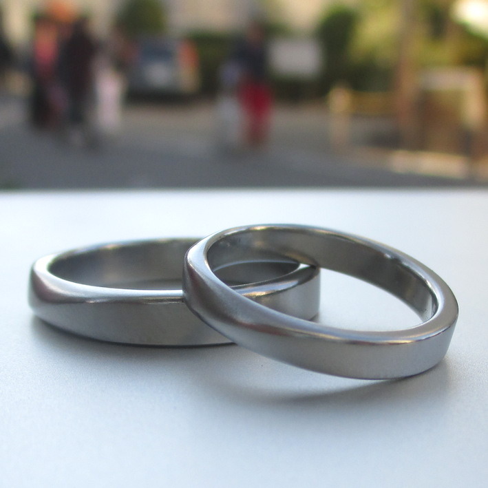２つのリングは相似形・ハフニウムの結婚指輪　Hafnium Rings