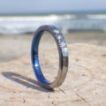 結婚指輪と婚約指輪の重ね付けを考慮したシンプルなデザイン