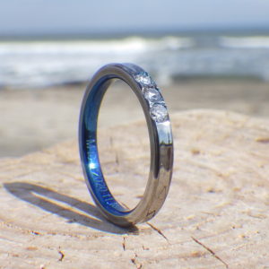 結婚指輪と婚約指輪の重ね付けを考慮したシンプルなデザイン