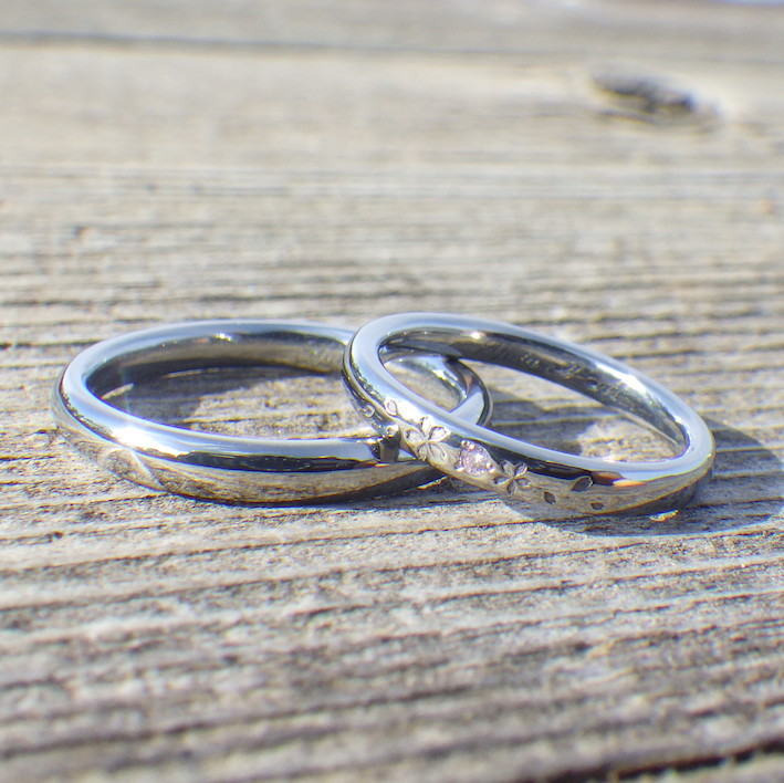 サクラの花びらが舞う意匠・ハフニウムの結婚指輪　Hafnium Rings