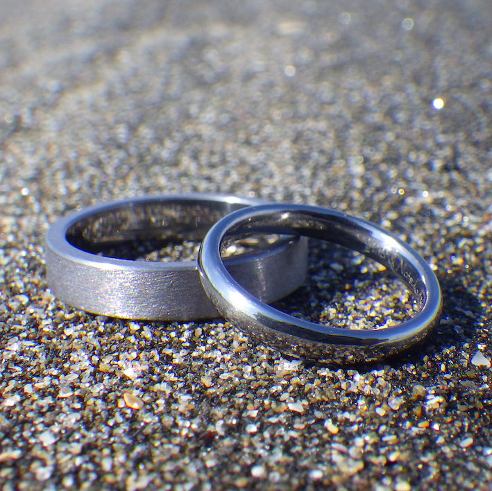 変わったものが好きな方へ、特徴的なタンタル素材の結婚指輪