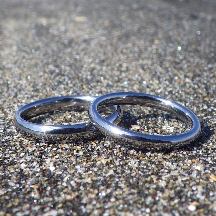 磨き上げられた究極の着け心地の結婚指輪・タンタルのペアリング