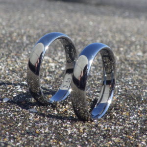 世界を写し込む鏡面の美しさ！タンタルの結婚指輪