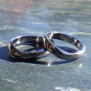 アレルギーフリー且つユニークな指輪をオーダーメイドで実現！タンタルの結婚指輪