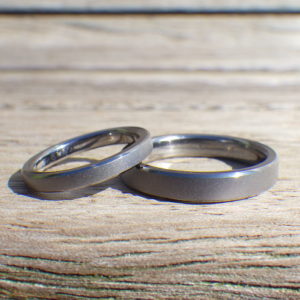 アトピーでも心配なく、生涯つけられるタンタルの結婚指輪