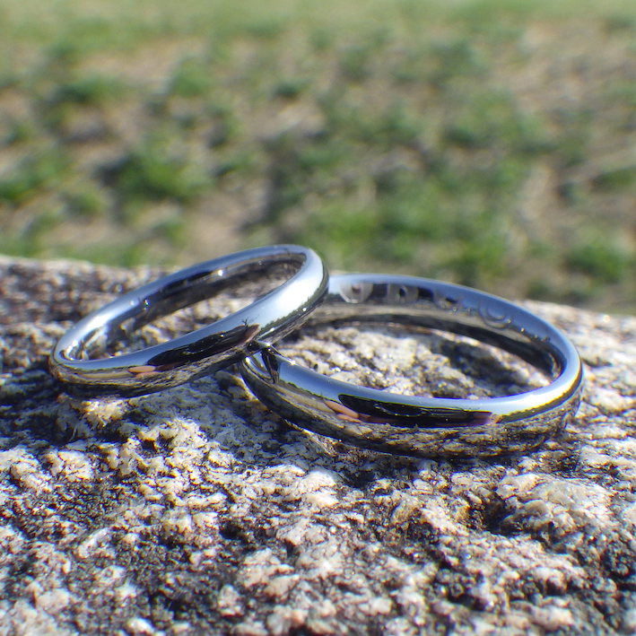リング２つを並べるとメッセージが浮かび上がる「合わせ絵」のデザインの結婚指輪