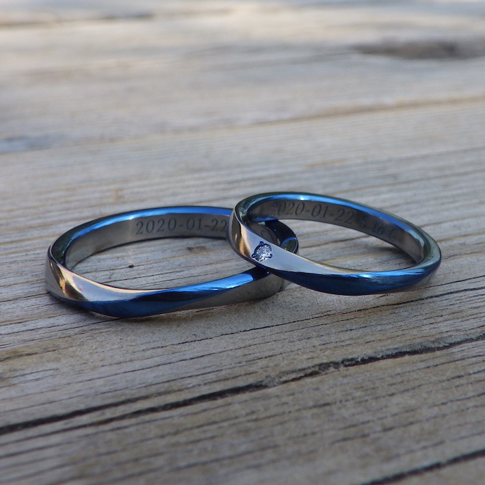 メビウスの輪にロイヤルブルーの発色のデザイン・ハフニウムの結婚指輪