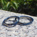 メビウスの輪にロイヤルブルーの発色のデザイン・ハフニウムの結婚指輪