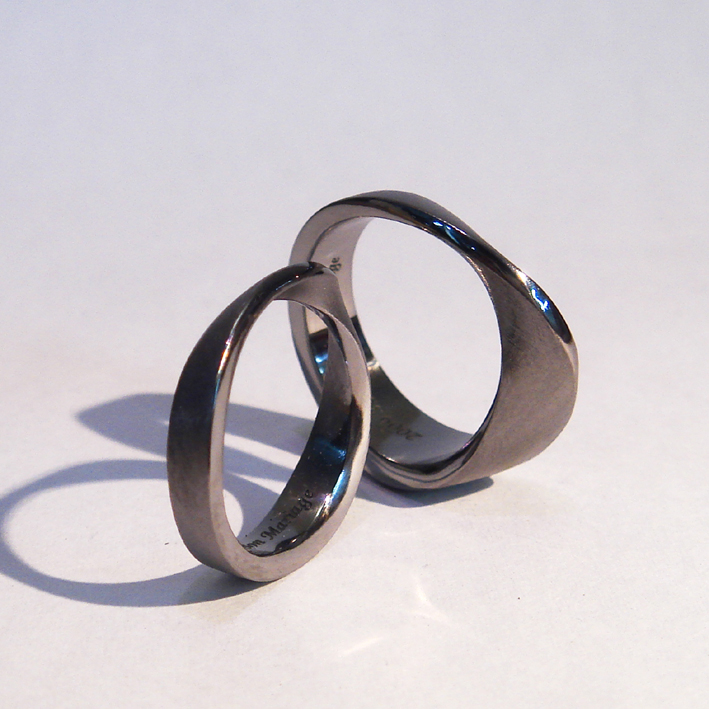 タンタルをまるごと削り出しで作ったメビウスリング　Tantalum rings