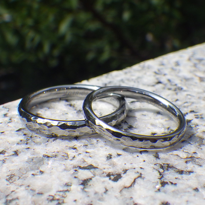 美しさと強靭さ！ハフニウムの鎚目仕上げの結婚指輪　Hafnium Rings
