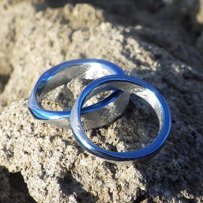 綺麗なロイヤルブルーのメビウスの輪・ハフニウムの結婚指輪　Hafnium Rings