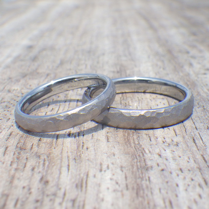 タンタルの黒さを鎚目とサンドブラストで強調した結婚指輪　Tantalum Rings