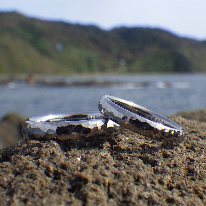 鎚目仕上げのハフニウムの美しさ！ハフニウムの結婚指輪　Tantalum Rings