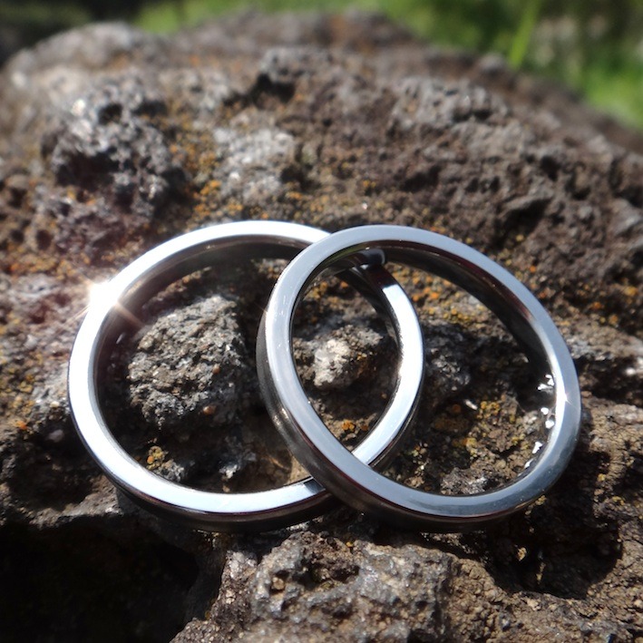 金属アレルギーの心配がないハフニウムの結婚指輪　Hafnium rings