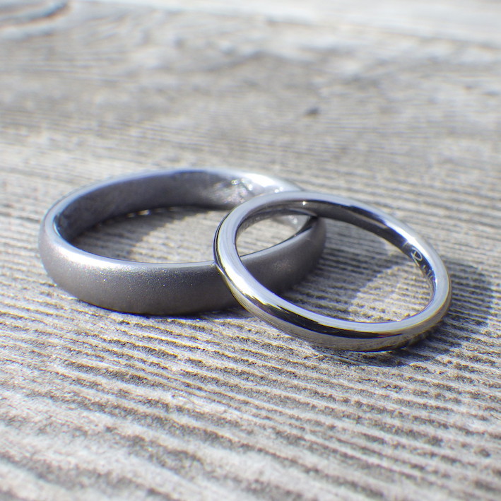 見た目の存在感と、着けたときの快適さ・タンタルの結婚指輪　Tantalum Rings