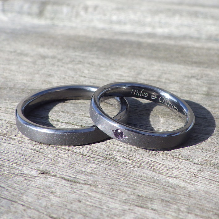 シャープな面取りにアメジストを彫り留め・タンタルの結婚指輪　Tantalum Rings