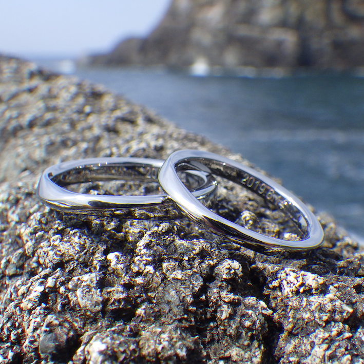 ねじりの曲線が美しいメビウスの輪のデザイン・ハフニウムの結婚指輪