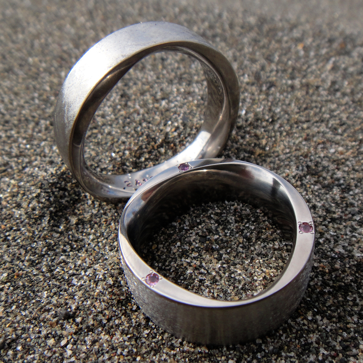 ピンクの美しい輝き！ジルコニウムの指輪　Zirconium Rings