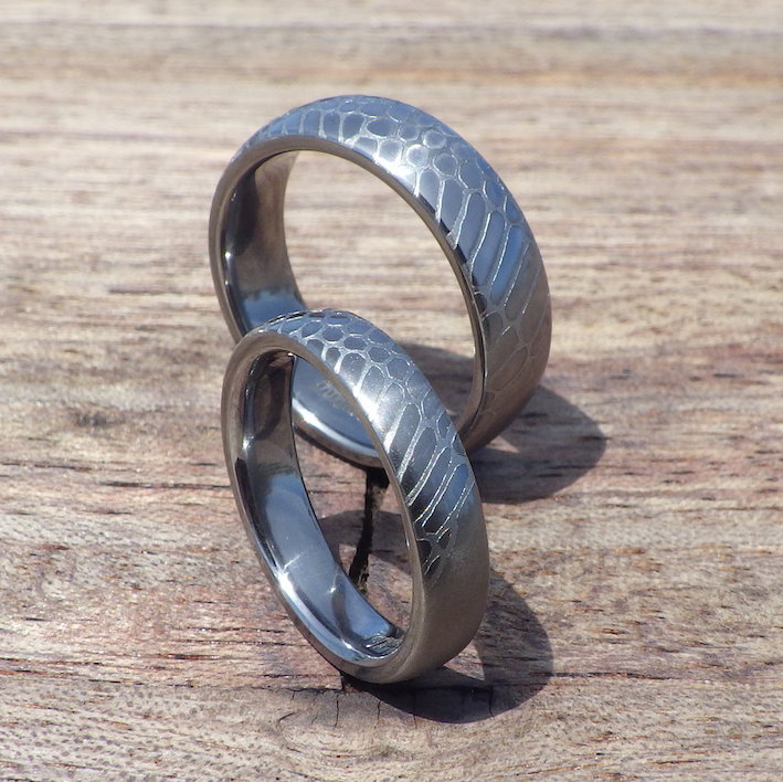 クロコダイルの彫刻・タンタルの結婚指輪