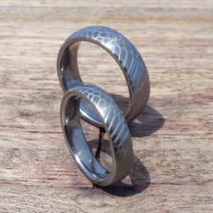 クロコダイルの彫刻・タンタルの結婚指輪　Tantalum Rings