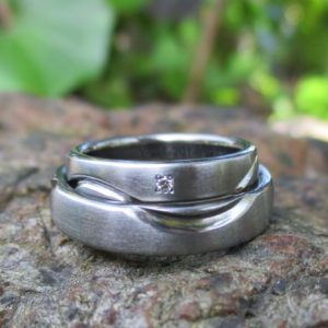 新技術！レーザーカットと鍛造の組み合わせで制作したハフニウムの結婚指輪　Hafnium Rings