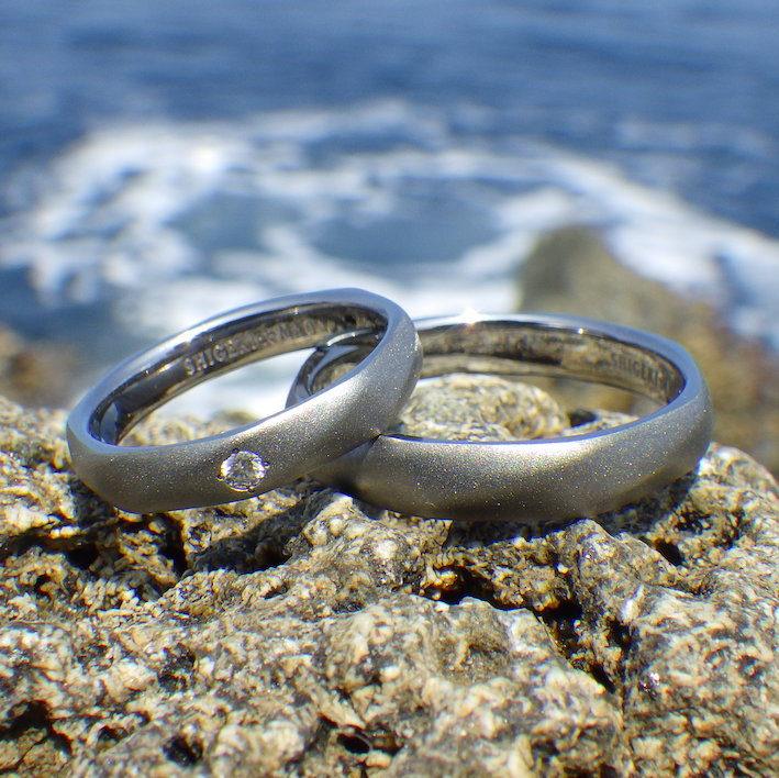 丁寧に一点ずつ削り出すオーダーメイドスタイル・ハフニウムの結婚指輪　Hafnium Rings