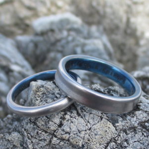青色が美しい！プラチナとチタンを組み合わせた結婚指輪　Platinum × Titanium Rings