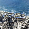 シンプルで機能的、それこそが美しい！プリンセスハグセッティングのハフニウムの結婚指輪