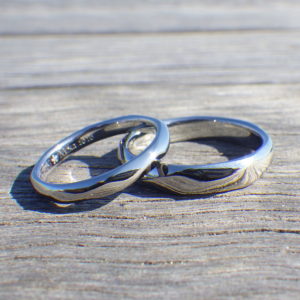 ８回ネジリの滑らかな着け心地・ハフニウムの結婚指輪