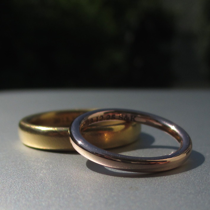 鍛造で制作した22金イエローゴールドと14金ピンクゴールドの結婚指輪　22KYG & 14KPG Rings