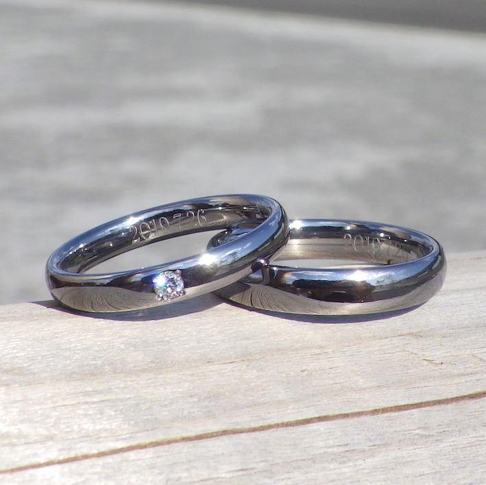 着け心地の良いシンプルなリングに端正な石留め・タンタルの結婚指輪