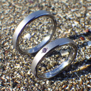 シャープな面取りにアメジストを彫り留め・タンタルの結婚指輪　Tantalum Rings