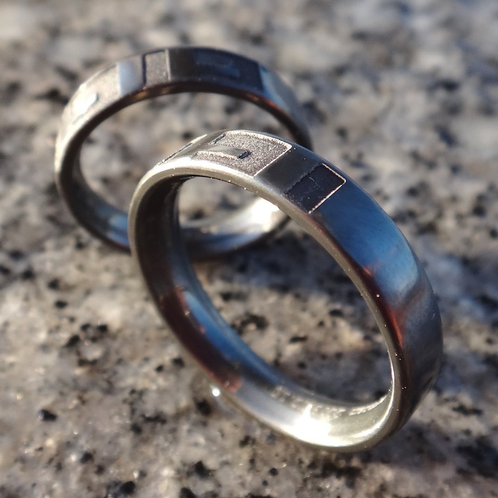 ２つ揃って完成するデザイン・ジルコニウムの指輪　Zirconium Rings