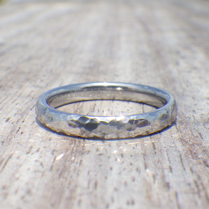 タンタルの独特の素材感に似合う鎚目仕上げ・タンタルの結婚指輪　Tantalum Ring