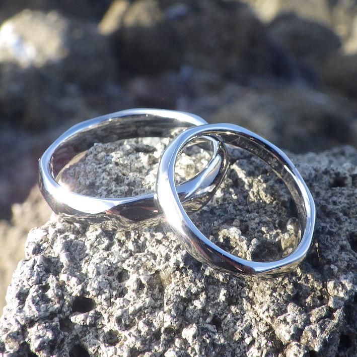 ８回ネジリの滑らかな着け心地・ハフニウムの結婚指輪