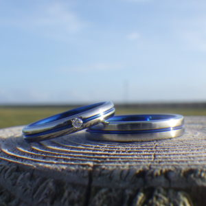 センターラインにロイヤルブルーの発色・ハフニウムの結婚指輪　Hafnium Rings