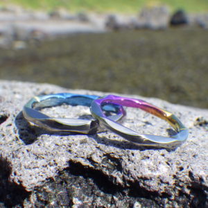 色鮮やかな８枚花弁のイメージ・ニオブの結婚指輪　Niobium Rings