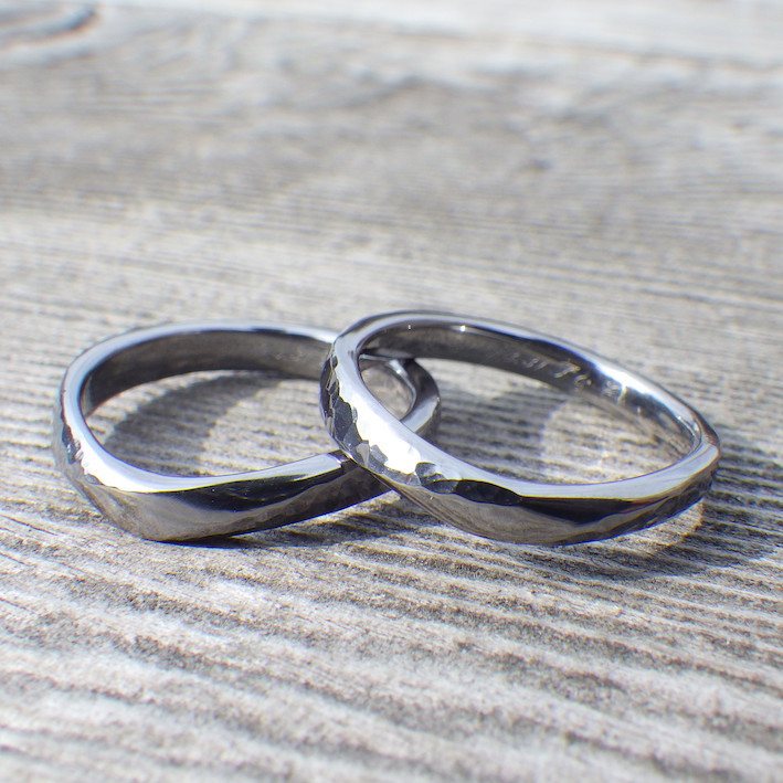 たゆたう水面のような鎚目のデザイン・タンタルの結婚指輪　Tantalum Rings