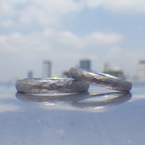 タンタルの黒さを鎚目とサンドブラストで強調した結婚指輪　Tantalum Rings