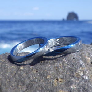 綺麗なロイヤルブルーのメビウスの輪・ハフニウムの結婚指輪　Hafnium Rings
