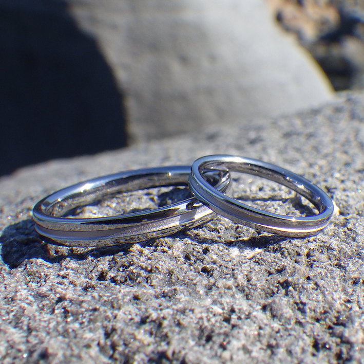 シャープなセンターラインのデザイン・タンタルの結婚指輪　Tantalum Rings