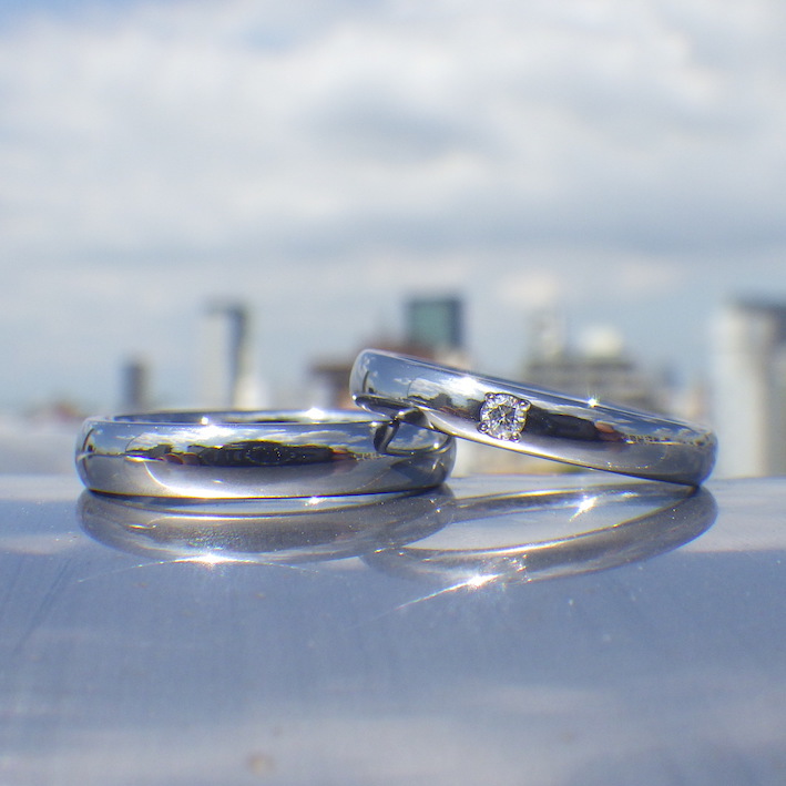 着け心地の良いシンプルなリングに端正な石留め・タンタルの結婚指輪
